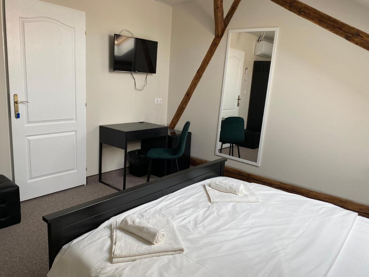 Boutique Rooms With Parking Oradea Exterior photo