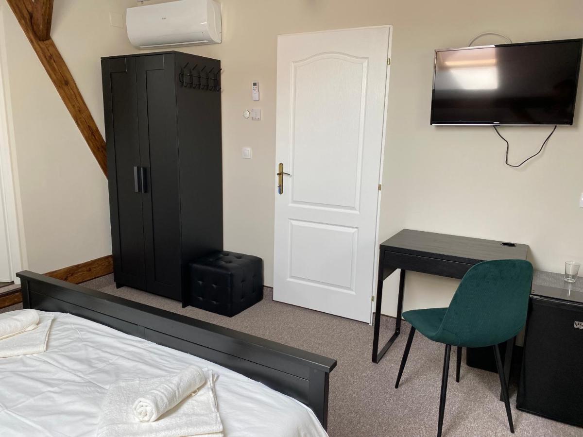 Boutique Rooms With Parking Oradea Exterior photo