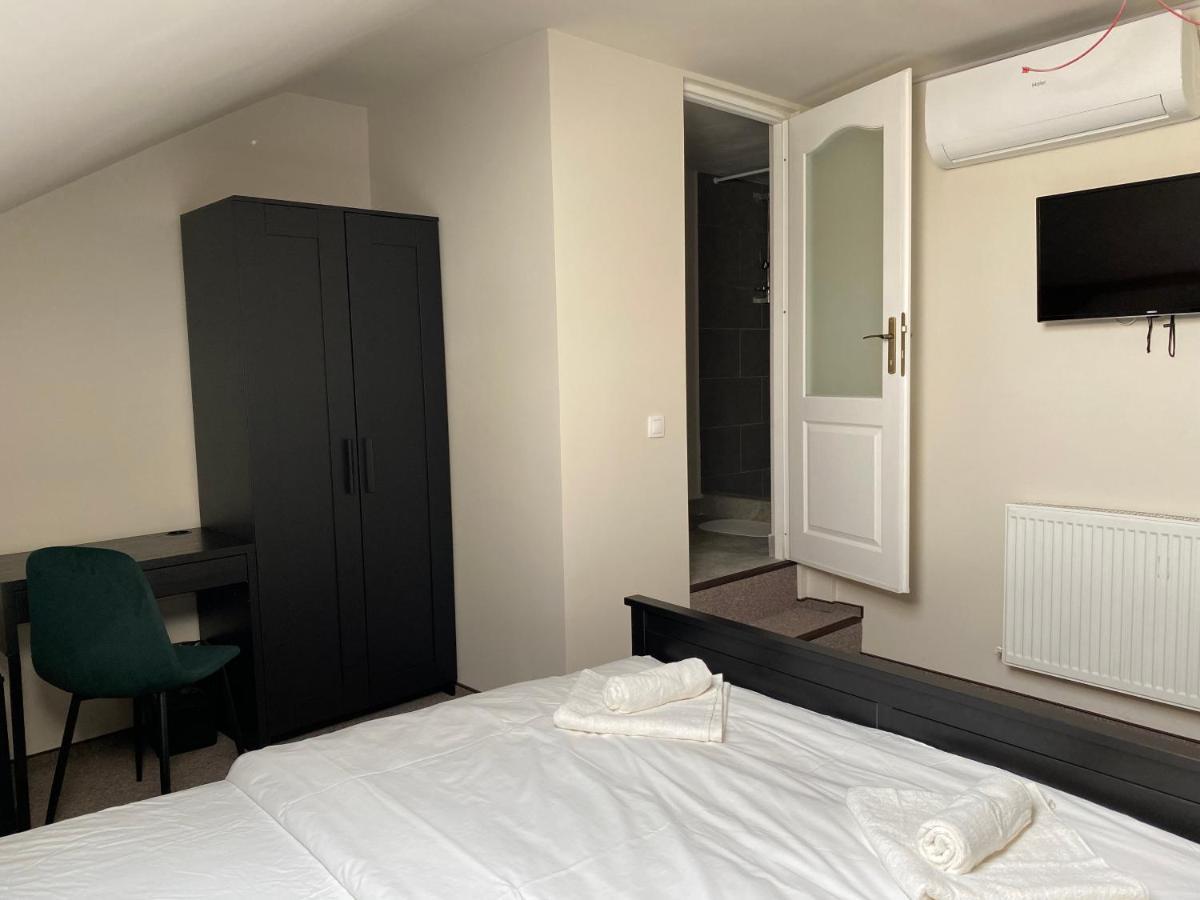 Boutique Rooms With Parking Oradea Exterior photo