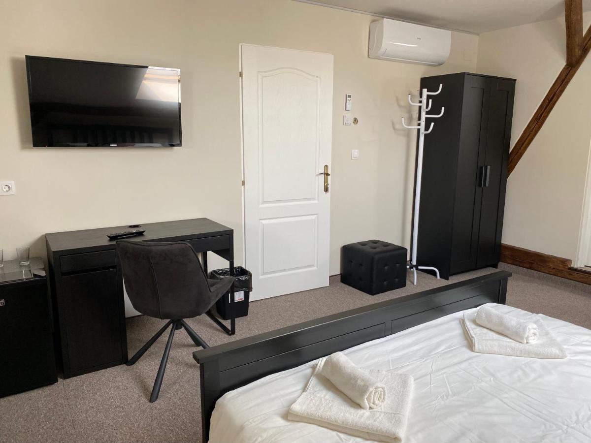 Boutique Rooms With Parking Oradea Exterior photo