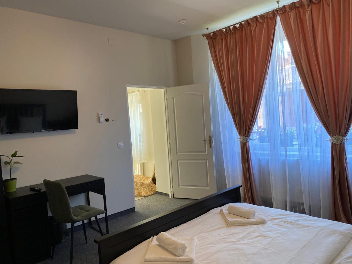 Boutique Rooms With Parking Oradea Exterior photo