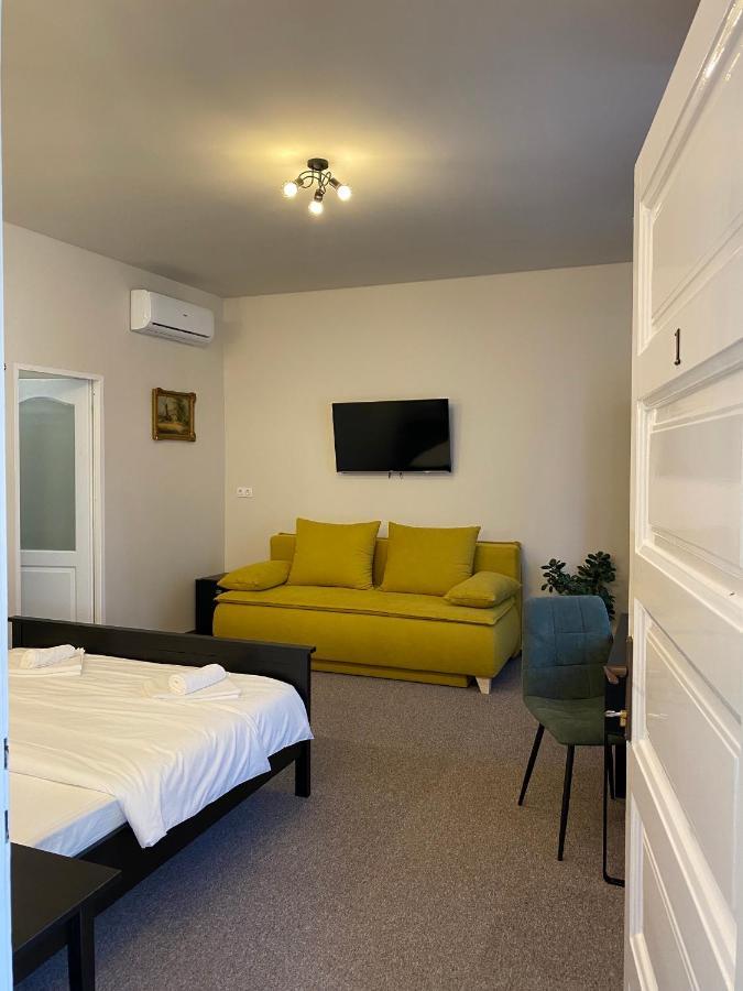 Boutique Rooms With Parking Oradea Exterior photo