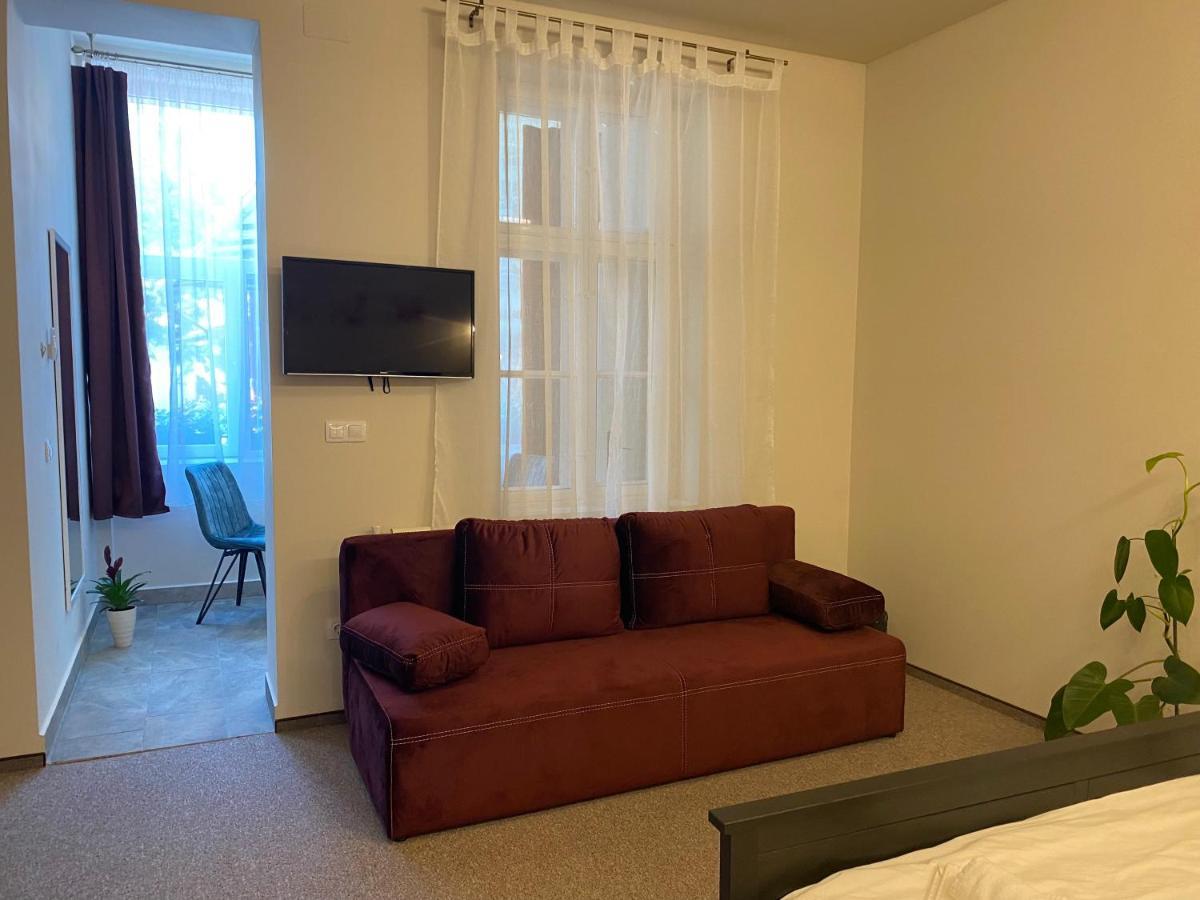 Boutique Rooms With Parking Oradea Exterior photo