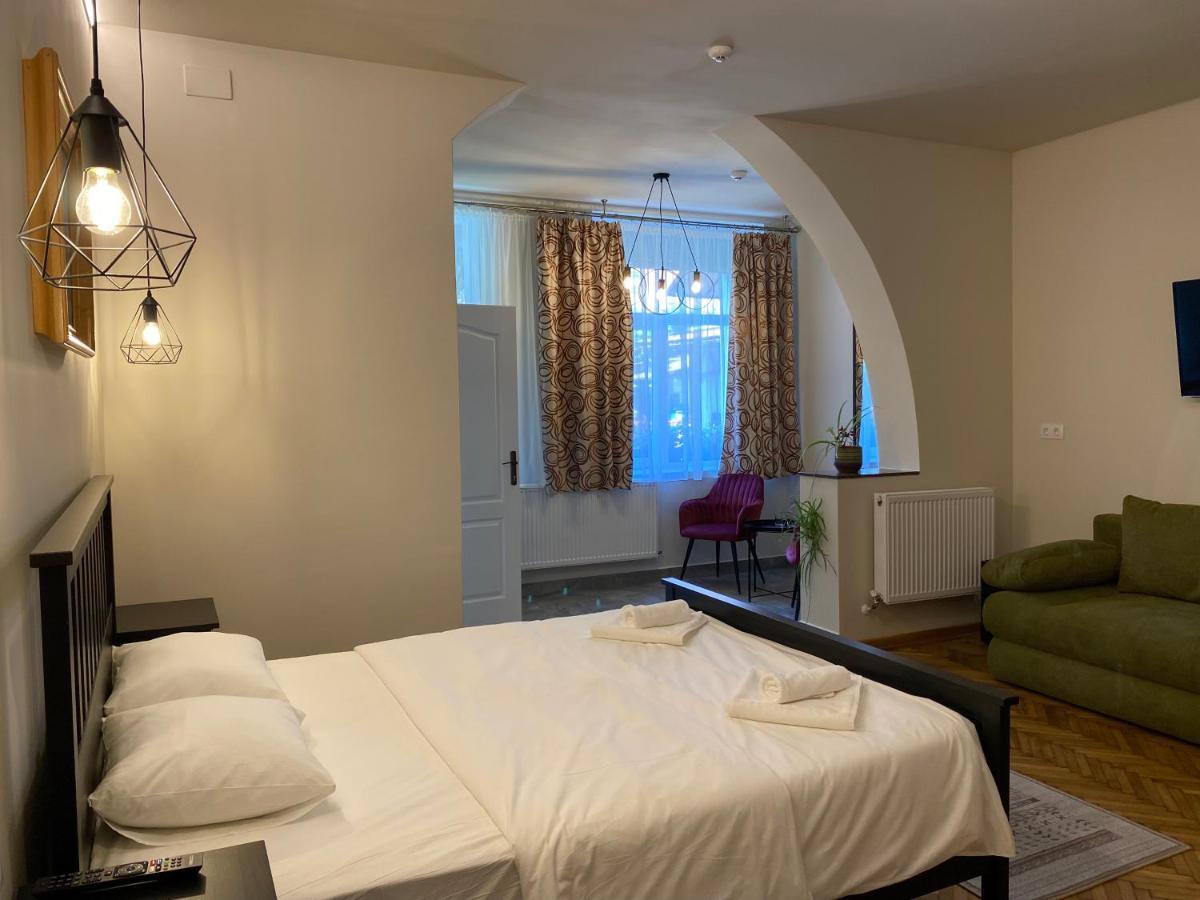 Boutique Rooms With Parking Oradea Exterior photo